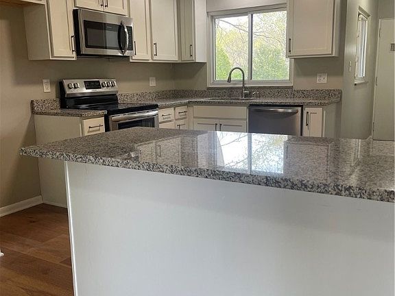 3rd image of 3307 Windgate Dr