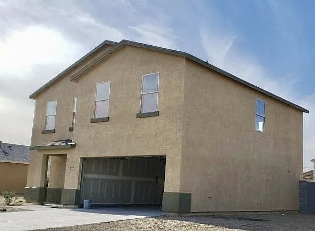 Building Photo - 557 Holly St
