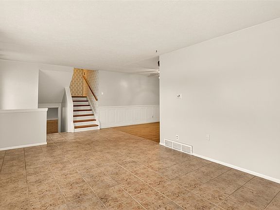 3rd image of 110 Colonnade Dr