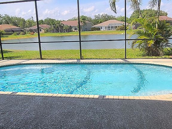 4th image of 19498 Devonwood Cir