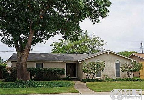 Great location near elementary school, shopping centers, and min