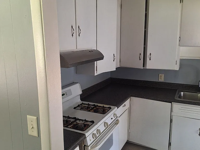3008 Cabot St — Photo 5
