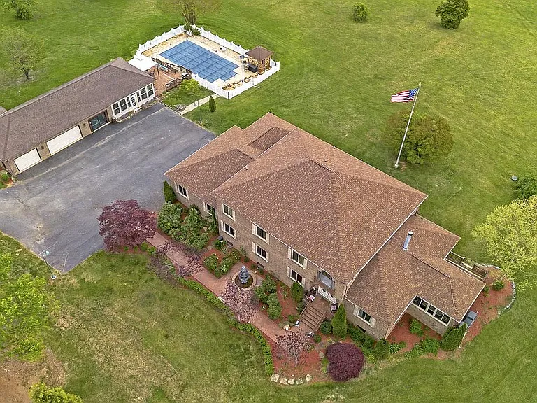 2277 Poplar Rd — Photo 3