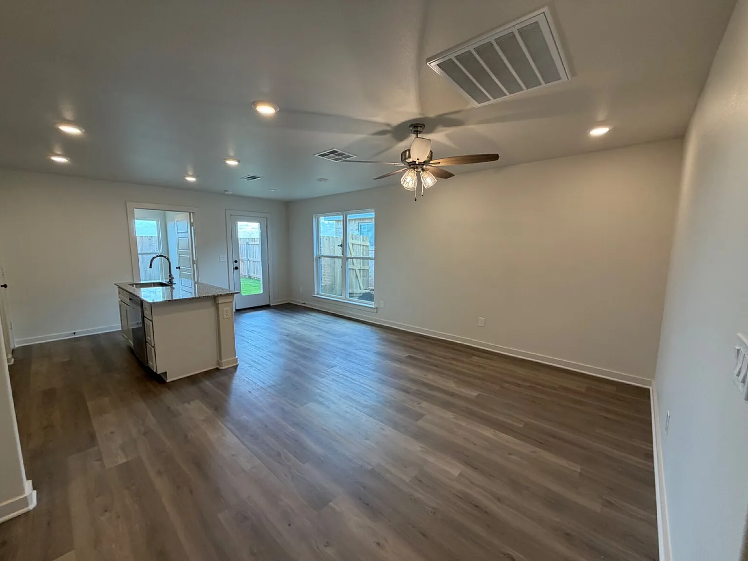 3 bed, 2.0 bath, 1100 sqft, $1,450 — Photo 3