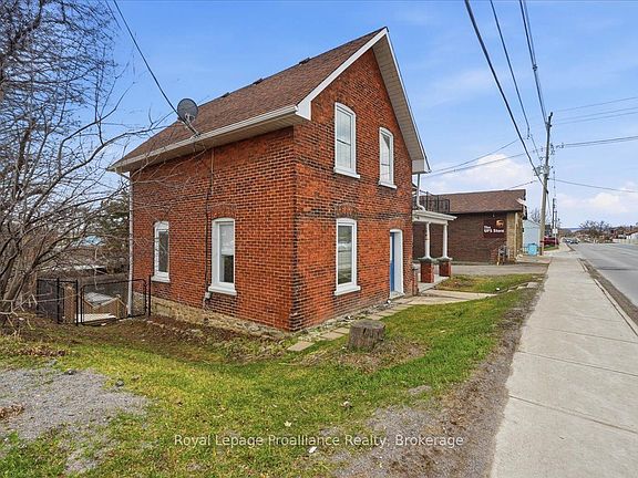 4th image of 209 Dundas St E