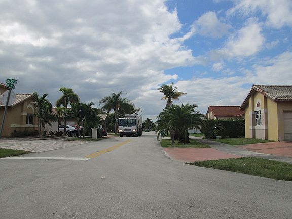 Exterior Neighborhood (street photo)