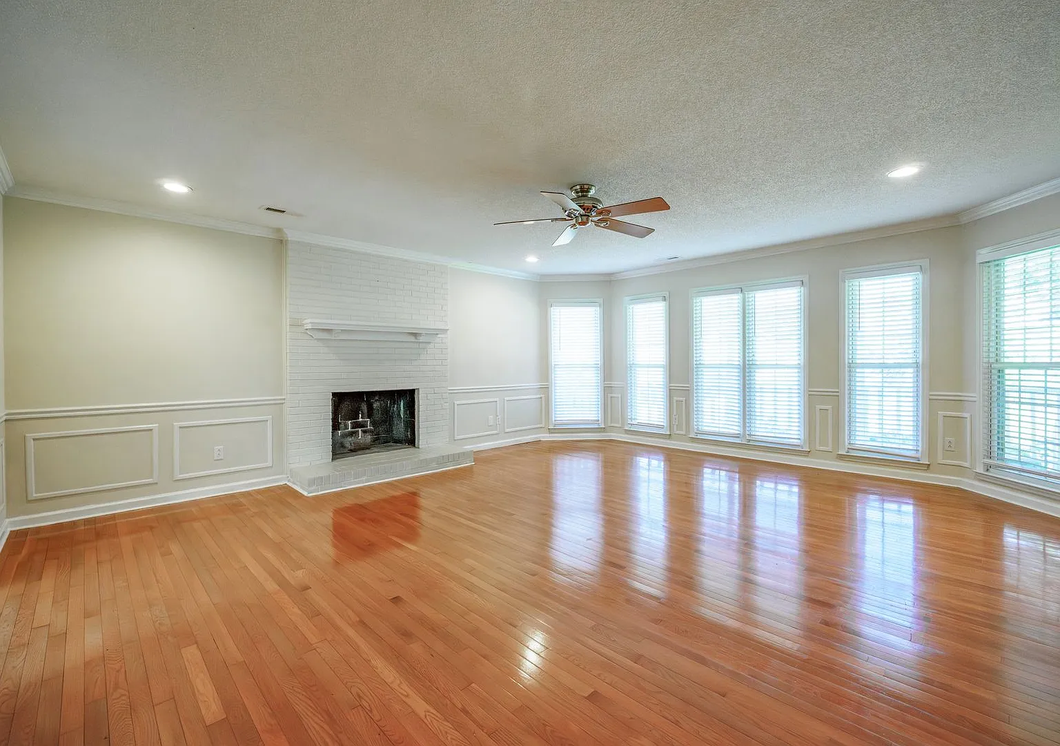 Come see this adorable home sits on over an acre of land — Photo 3
