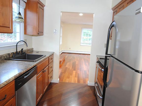 4th image of 4 Stillwater Dr