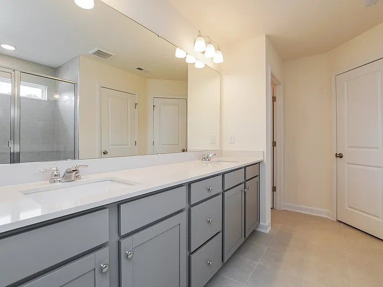Main Bathroom Main Bathroom