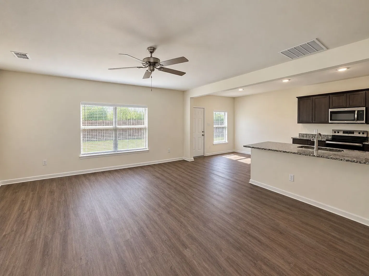 4 Bedroom Home In Seagoville Farms — Photo 3