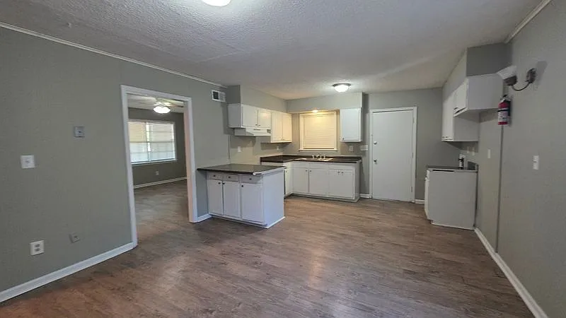 Charming Single-Story Home with Spacious Kitchen & Fenced Backyard — Photo 4