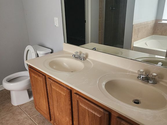 5th image of 351 Roseglen Dr