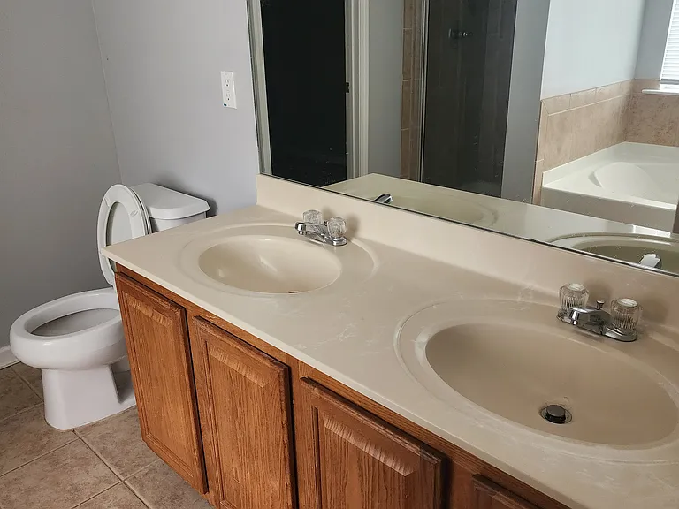 351 Roseglen Dr — Photo 5