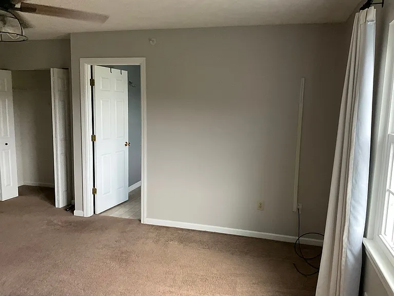 1049 Royal Dr — Photo 22