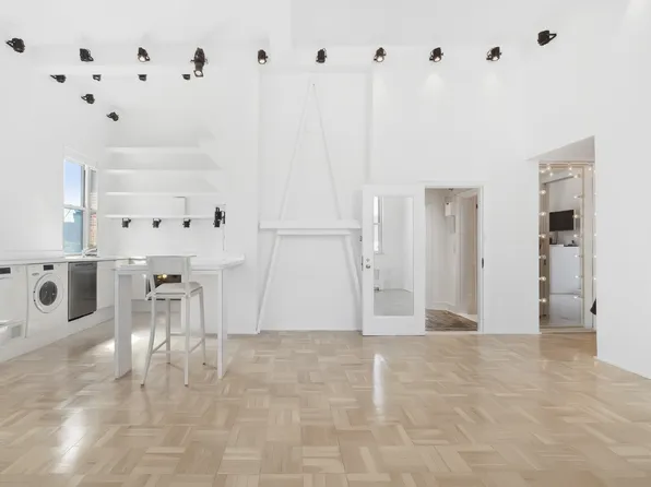 400 East 52nd Street PHT image 1 of 36