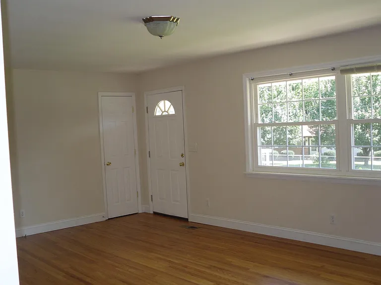 983 E Valley Dr — Photo 2