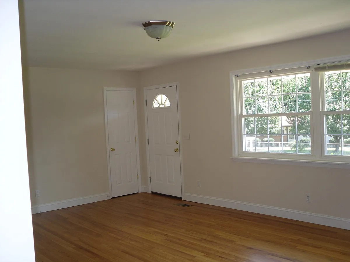 Building Photo - 983 E Valley Dr