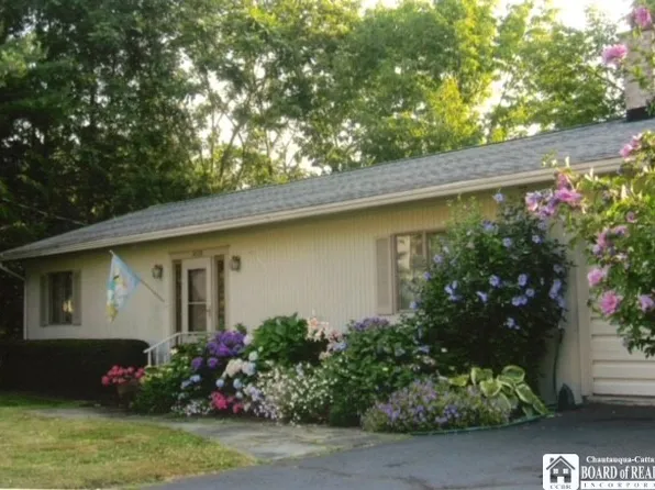 4538 Canterbury Dr, Mayville, NY 14757