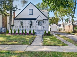 233 Roxbury Rd S, Garden City, NY 11530