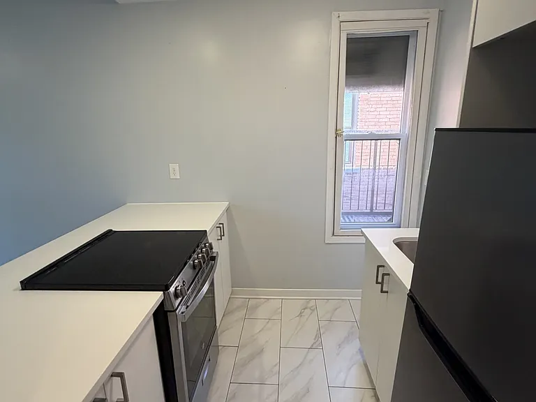 490 Gilmour St #3 — Photo 9
