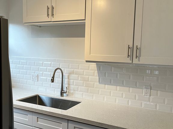 2nd image of 320 Dahlia Ave