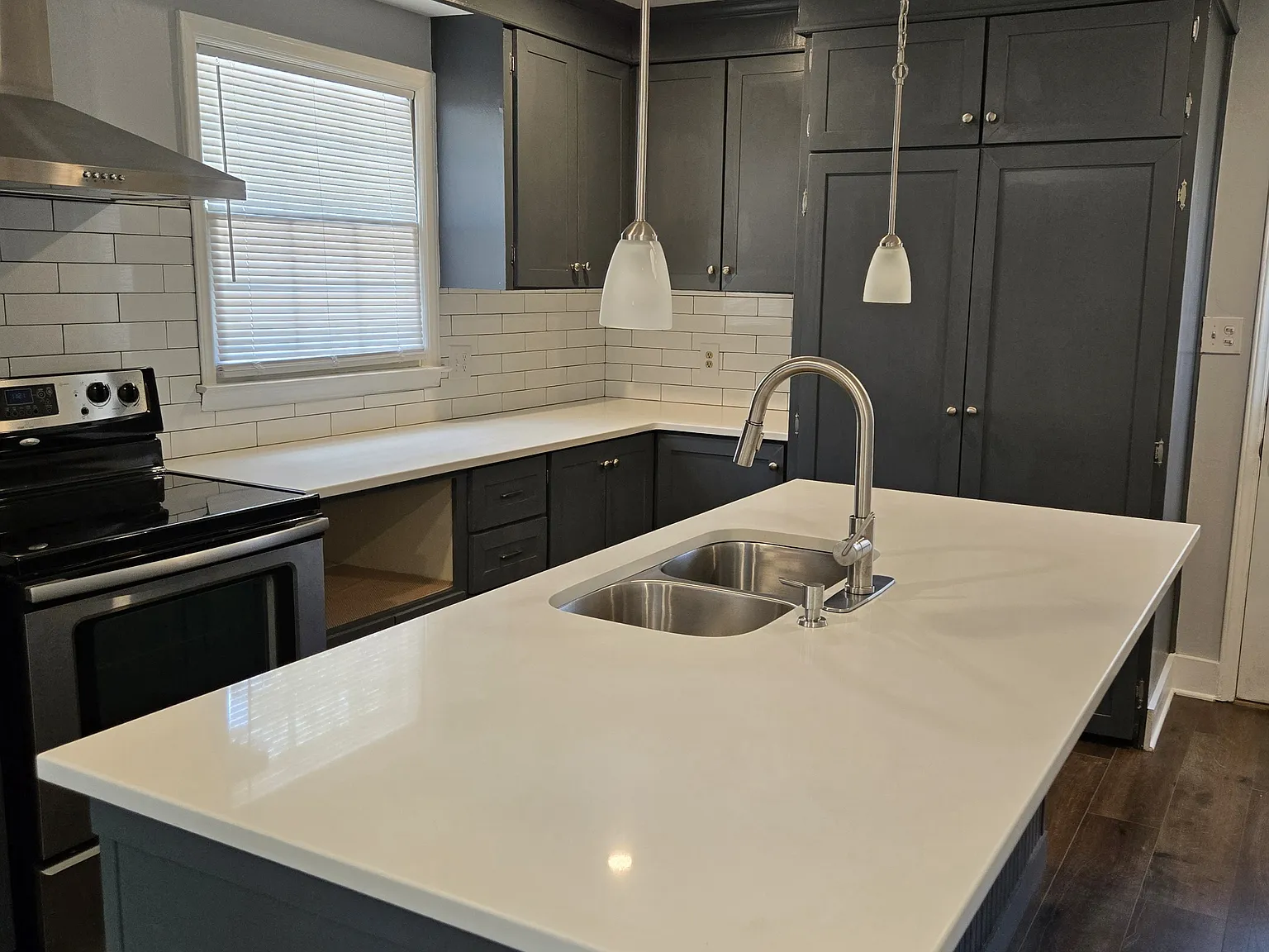 3 bed, 1.5 bath, 1312 sqft, $2,350 — Photo 1