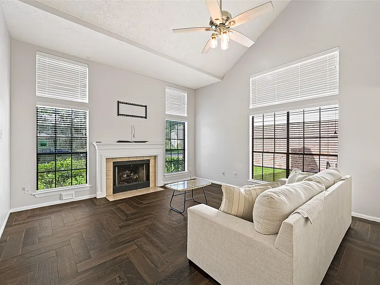 1555 Hillside Elm St — Photo 3