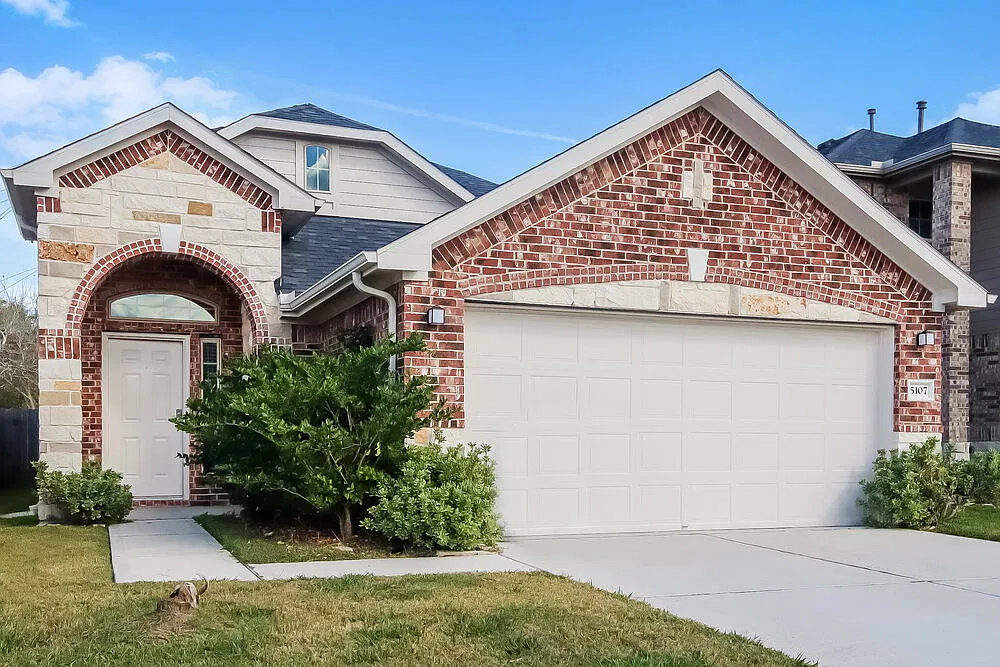 4 bed, 2.5 bath, 1947 sqft, $2,700 — Photo 1