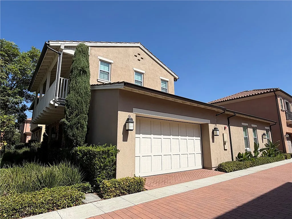 3 bed, 2.5 bath, 2011 sqft, $6,000 — Photo 2