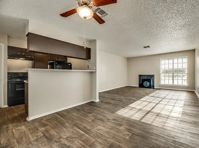 West Wind Apartments — Photo 13