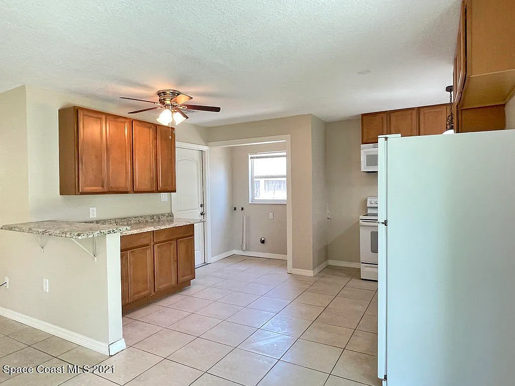 3 bed, 1.0 bath, 1008 sqft, $1,900 — Photo 4