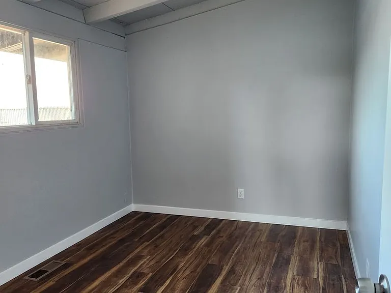 1290 Main St SE — Photo 4