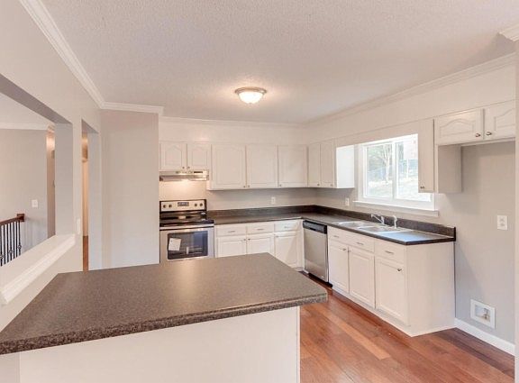 5th image of 6015 Hillcrest Dr