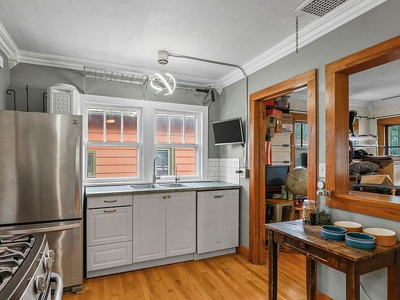 4th image of 218 N Marquette St