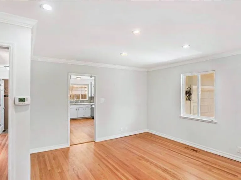 1449 Jeffery Ave — Photo 5