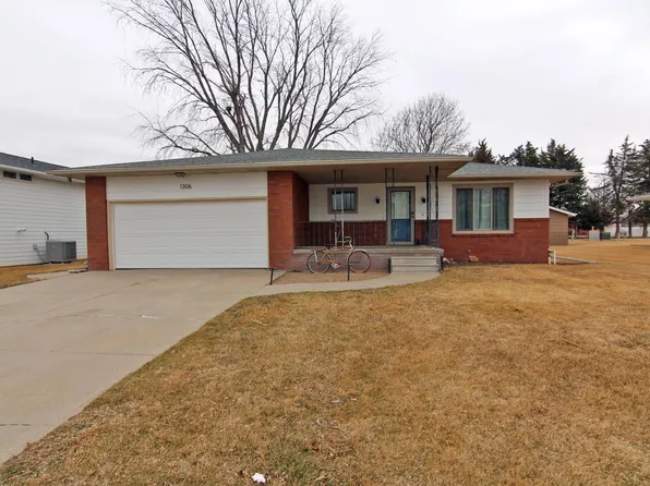 1306 Maberly St, Holdrege, NE 68949