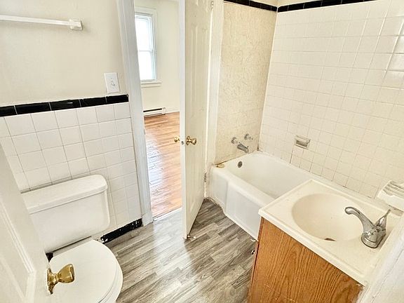 4th image of 1308 Garber St