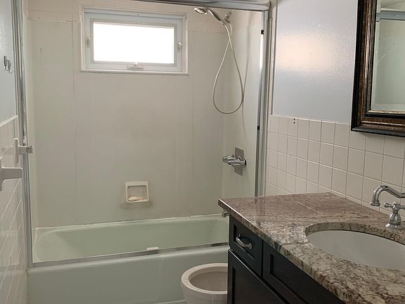 2nd image of 1060 Victory Blvd