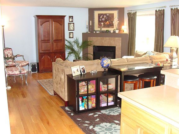 Great room w/fireplace