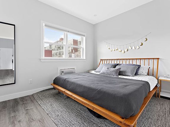 3rd image of 208A Calyer St
