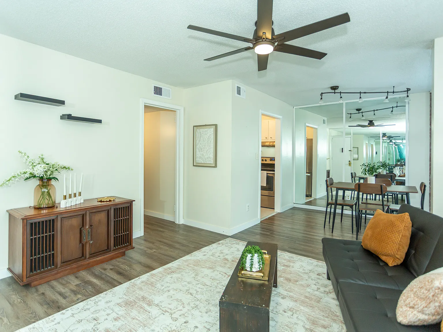 2 bed, 1184 sqft, $1,398 — Photo 4