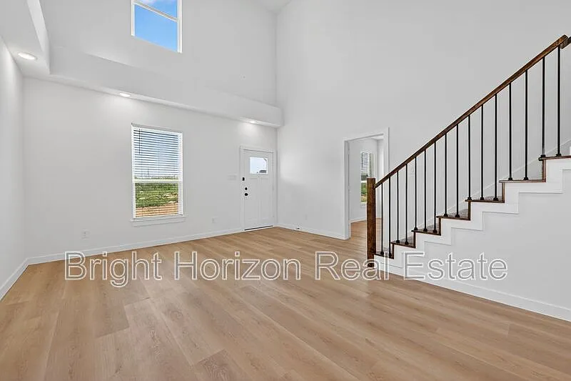 3 bed, 2.0 bath, 1600 sqft, $1,995 — Photo 4