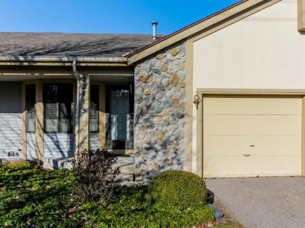 2241 Southgate Dr SE, Kentwood, MI 49508