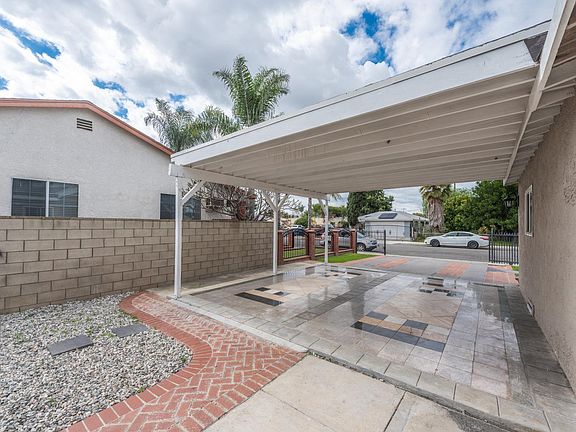 4th image of 14520 Marilla Ave #1