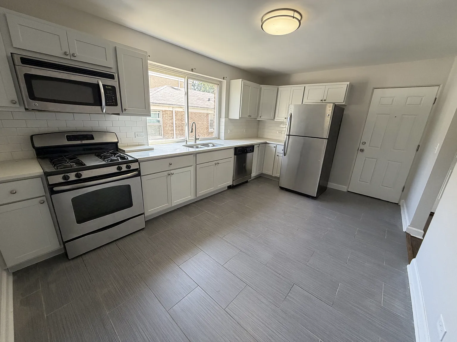 2 bed, 690 sqft, $1,950 — Photo 4