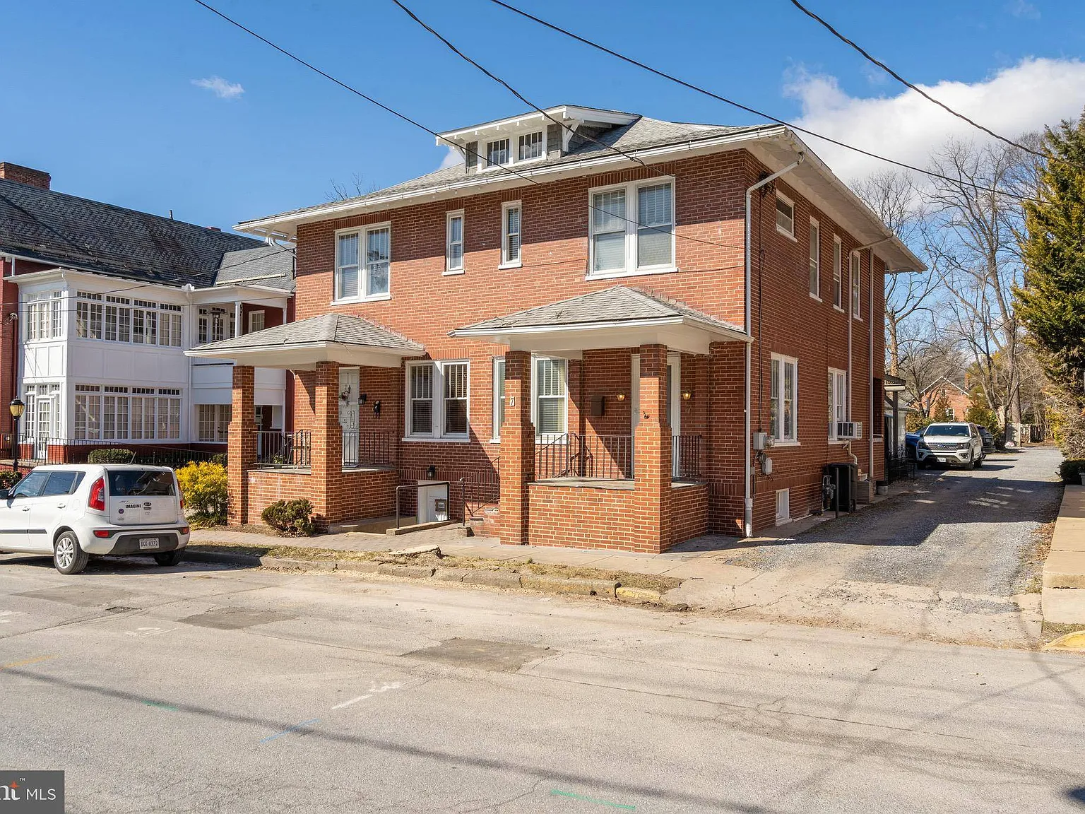 3 bed, 1.5 bath, 1359 sqft, $2,300 — Photo 2