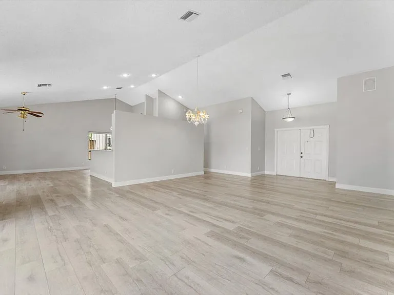 5809 Sun Pointe Cir — Photo 3
