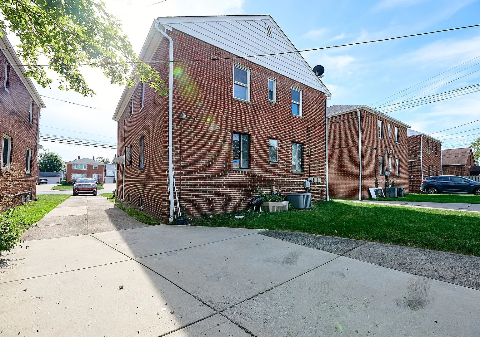 19181 Lakeshore Boulevard — Photo 2
