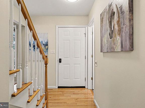 5th image of 378 Squire Ln