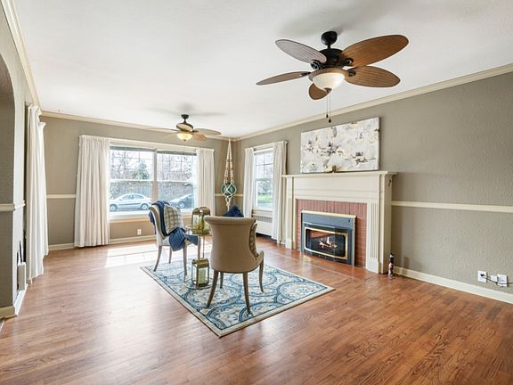 5th image of 109 6th Ave NW